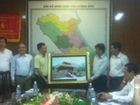 Lãnh đạo BQL khu kinh tế tỉnh Cao Bằng tặng quà lưu niệm cho BQL khu kinh tế tỉnh Quảng Bình
