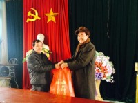 Ban Quản lý Khu kinh tỉnh thăm và tặng quà một số hộ gia đình khó khăn thuộc xã Lý Quốc, huyện Hạ Lang