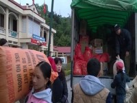 Công đoàn Ban Quản lý Khu kinh tế: tặng quà tết xã Hoa Thám và xã Ca Thành, huyện Nguyên Bình.