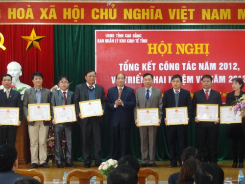 Đ/c Lý Hải Hầu trao Giấy khen cho các cá nhân đạt danh hiệu ' Chiến sỹ thi đua cơ sở'