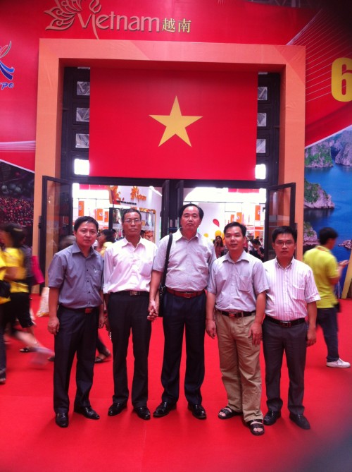 Đoàn công tác của BQL KKT chụp ảnh lưu niệm tại gian hàng Việt Nam, Hội chợ ASEAN lần thứ 10 tại Tp. Nam Ninh- Quảng Tây- Trung Quốc