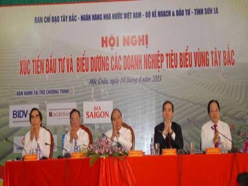 Ông Nguyễn Xuân Phúc cùng đại diện lãnh đạo các bộ, ngành Trung ương và địa phương