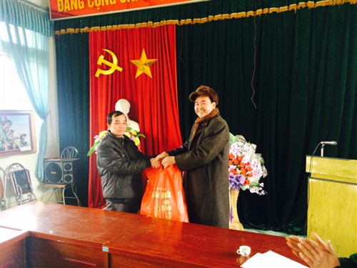 Đ/c Ngân Văn Pao, PTB thay mặt BQL Khu kinh tế tặng quà UBND xã Lý Quốc