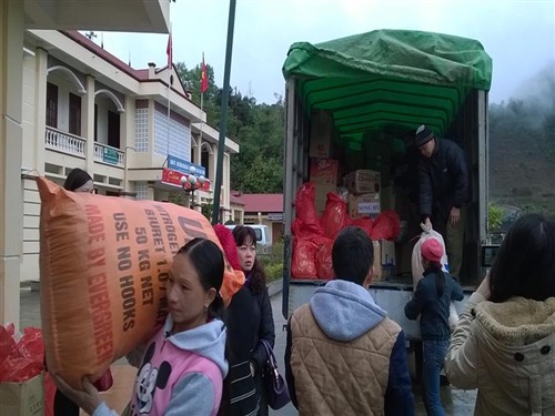 Những chuyến xe chở đầy quà tết cho bà con nghèo xã Hoa Thám