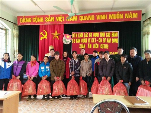 Chi đoàn Ban Quản lý Khu kinh tế: thăm, tặng quà xã Vị Quang, huyện Thông Nông