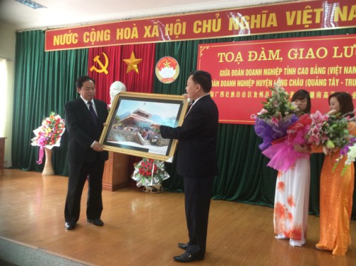 Ông Lê Thành Chung thay mặt Ban quản lý Khu kinh tế tỉnh trao quà lưu niệm cho phía bạn