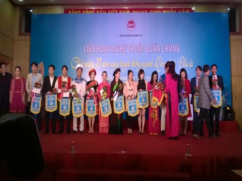 Ban tổ chức trao giải cho hai tiết mục của Ban quản lý khu kinh tế Cao Bằng.