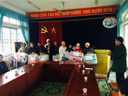 Đ/c Nguyễn Kiên Cường, PTB thay mặt BQL Khu kinh tế tặng quà cho các hộ gia đình
