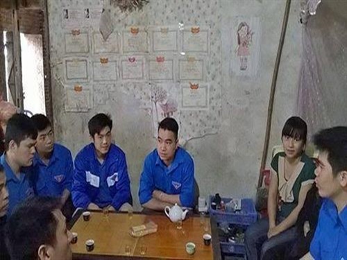 Đoàn thanh niên tình nguyện thăm và động viên em Dương Thị Nhuận