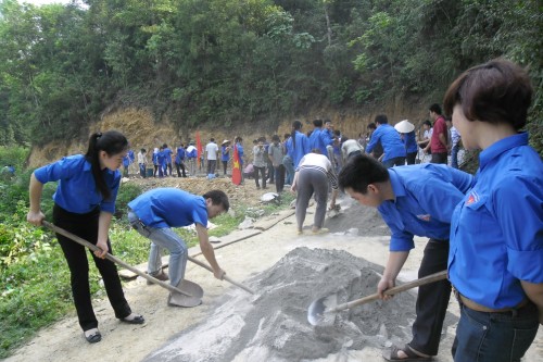 Chi đoàn BQL KKT tham gia làm đường GT nông thôn tại xóm Rỏong Búa- Quang Hán