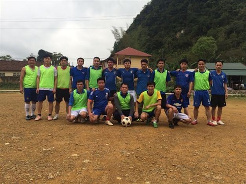 Đại diện Chi đoàn Ban quản lý Khu kinh tế tham gia đá bóng giao lưu với Đoàn thanh niên xã Nam Tuấn, huyện Hòa An