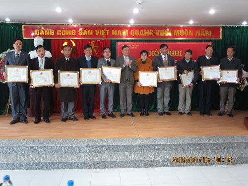 Đồng chí Lê Thành Chung trao Giấy khen cho các tập thể hoàn thành tốt nhiệm vụ năm 2014