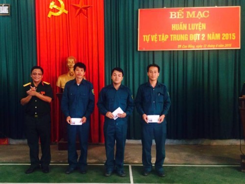 Đ/c Nguyễn Quốc Tuấn - Chỉ huy trưởng BCH QS Thành phố trao phần thưởng cho các tập thể có thành tích xuất sắc trong khóa huấn luyện.