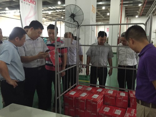 Thăm quan dây truyền đóng gói sản phẩm trong Thu bảo thuế Tiền Hải