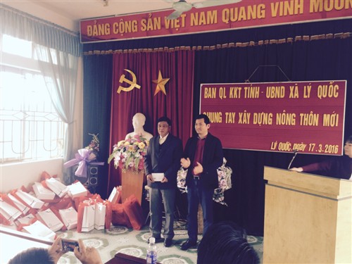 Ông Lê Văn Thủy, Giám đốc Công ty Ô tô Thủ đô tặng 10 triệu đồng cho Hội Khuyến học xã Lý Quốc.