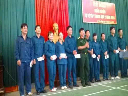 Đ/c Triệu Văn Trung -Phó Chỉ huy trưởng BCH QS Thành phố trao phần thưởng cho các cá nhân có thành tích xuất sắc trong khóa huấn luyện.