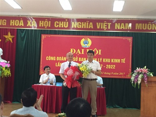 Đ/c Ngọc Văn Phán - Phó chủ tịch CĐVC tỉnh tặng hoa chúc mừng Đại Hội