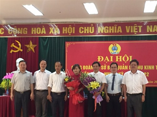 Đ/c Lê Thành Chung - Bí thư Đảng ủy, Trưởng ban Quản lý Khu kinh tế tặng hoa chúc mừng BCH công đoàn cơ sở khóa mới