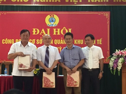  Đ/c Nguyễn Kiên Cường- Phó trưởng Ban, đại diện BCH công đoàn khóa mới tặng quà các đồng chí BCH khóa cũ không tái cử BCH khóa mới