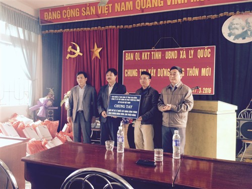 Ông Nguyễn Kiên Cường, Phó trưởng ban Quản lý KKT và ông Trần Văn Mạnh, Tổng giám đốc Công ty BID Việt Nam trao 200 triệu đồng cho UBND xã Lý Quốc xây dựng công trình đường giao thông nông thôn.