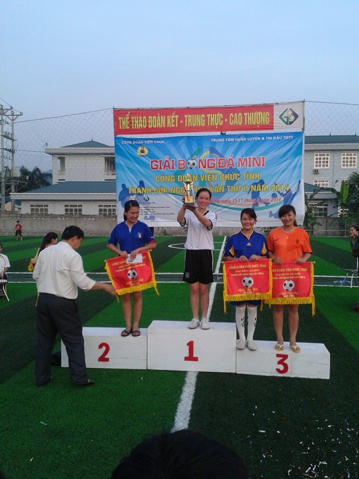 “Đội trưởng tuyển nữ BKT thay mặt toàn đội nhận cúp vô địch”