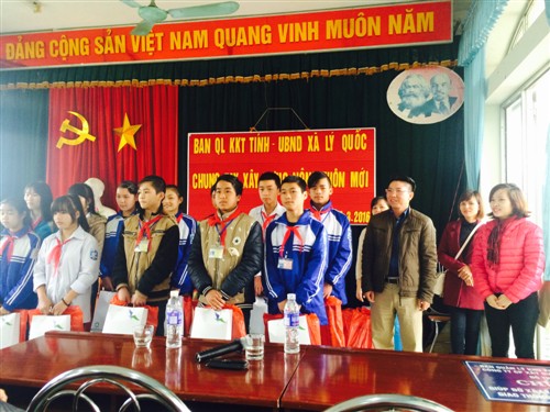 Công ty BID Việt Nam trao quà cho các học sinh nghèo hiếu học