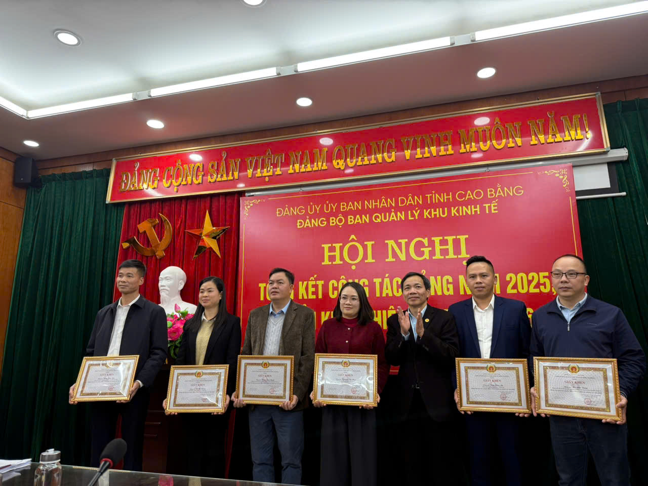 Đ/c Nguyễn Kiên Cường, Bí thư Đảng ủy trao Giấy khen cho các đồng chí đảng viên hoàn thành xuất sắc nhiệm vụ 