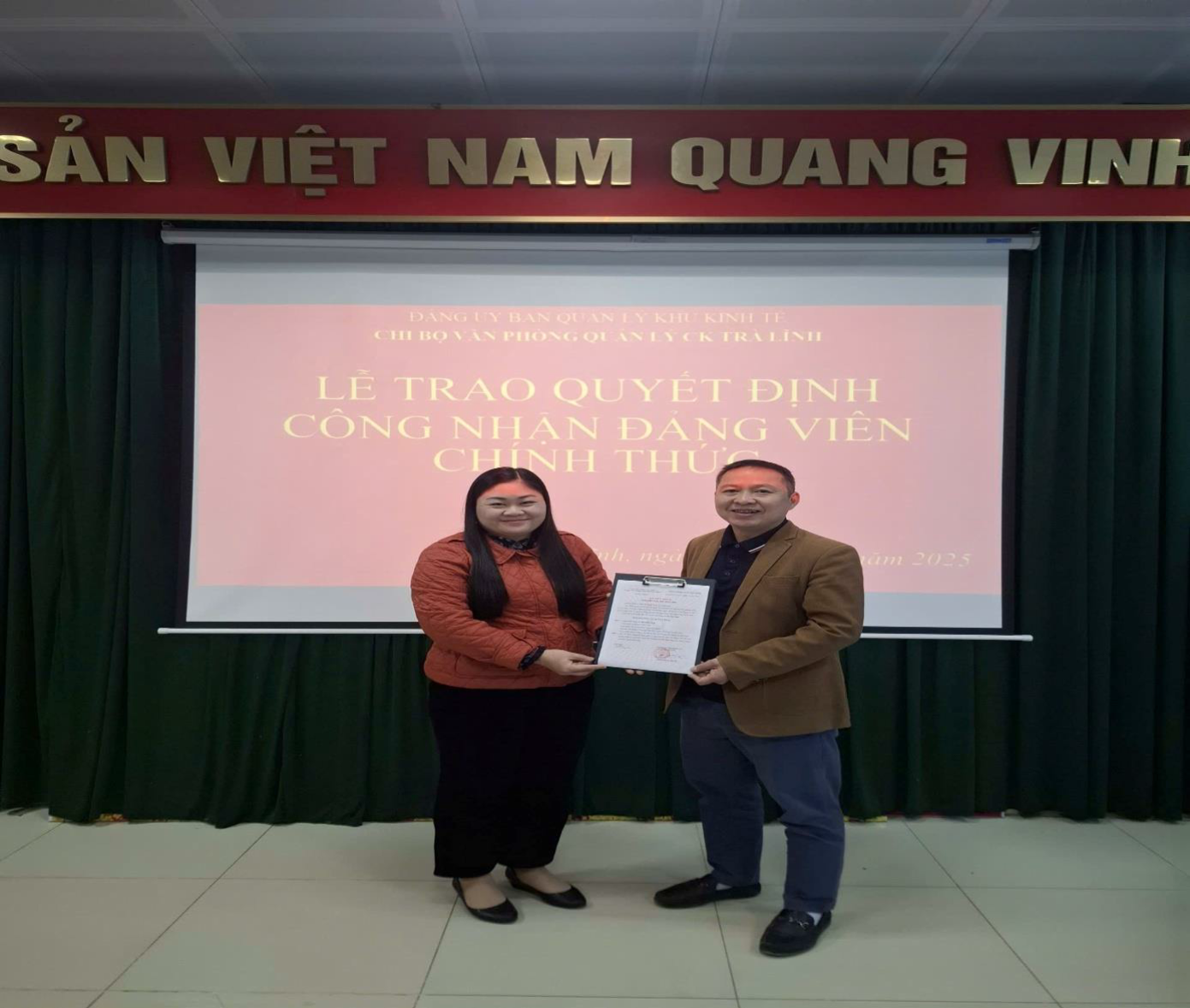 tin bai chi bo trao quyet dinh dang vien chinh thuc